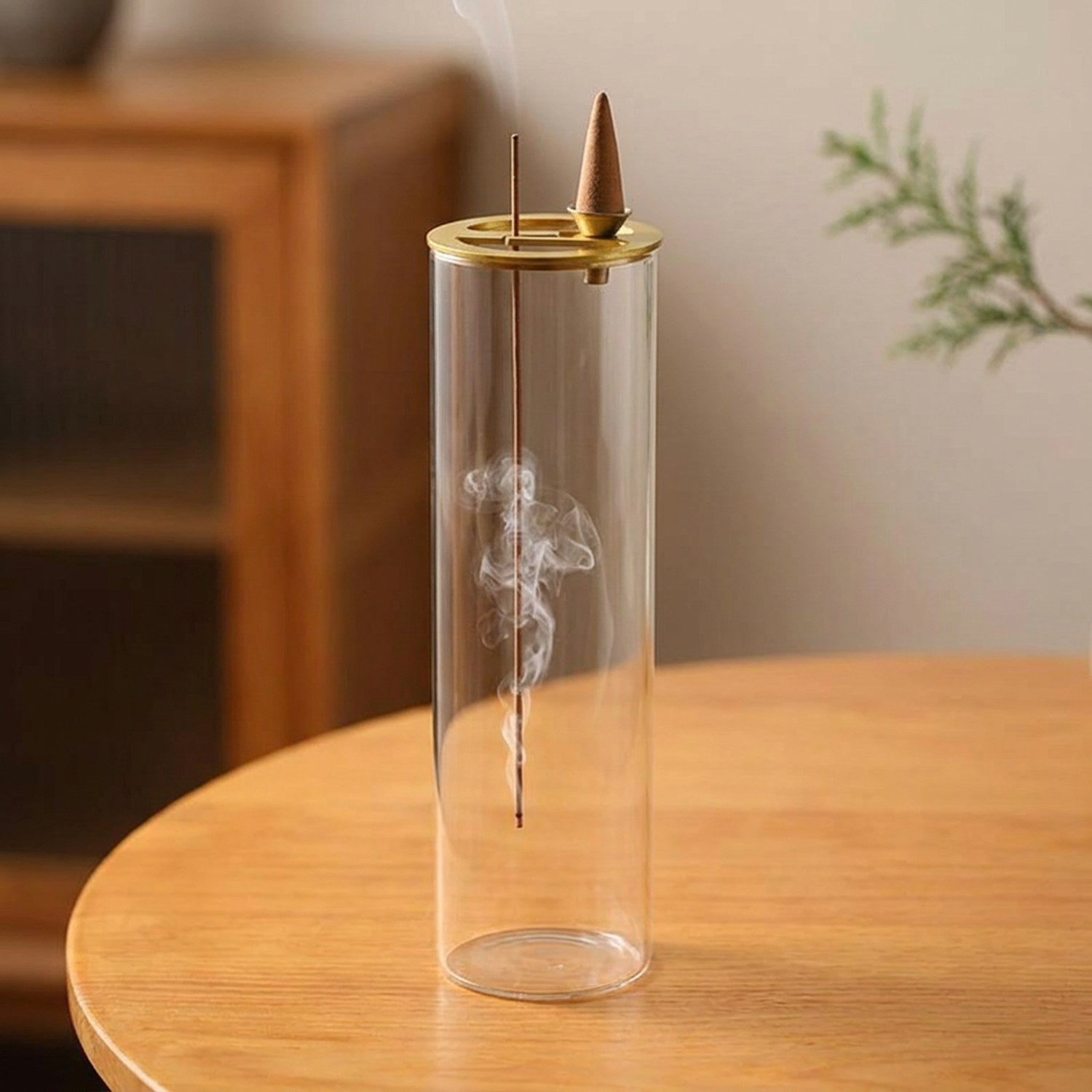 Porte-encens en verre 2 en 1 cylindrique avec couvercle doré et cône d'encens fumant