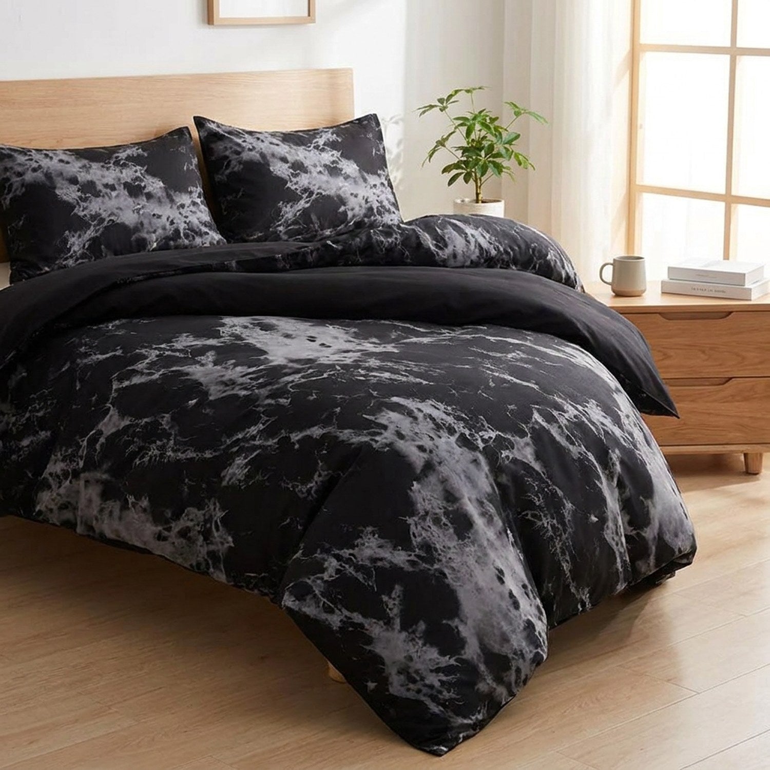 Parure de lit effet marbre noir installée sur un lit dans une chambre lumineuse et chaleureuse