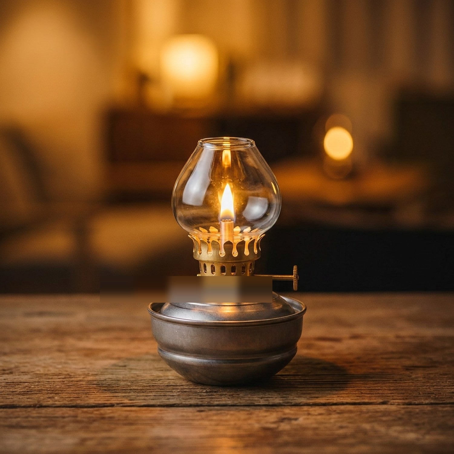 Lanterne à huile vintage allumée sur table en bois avec bokeh chaud