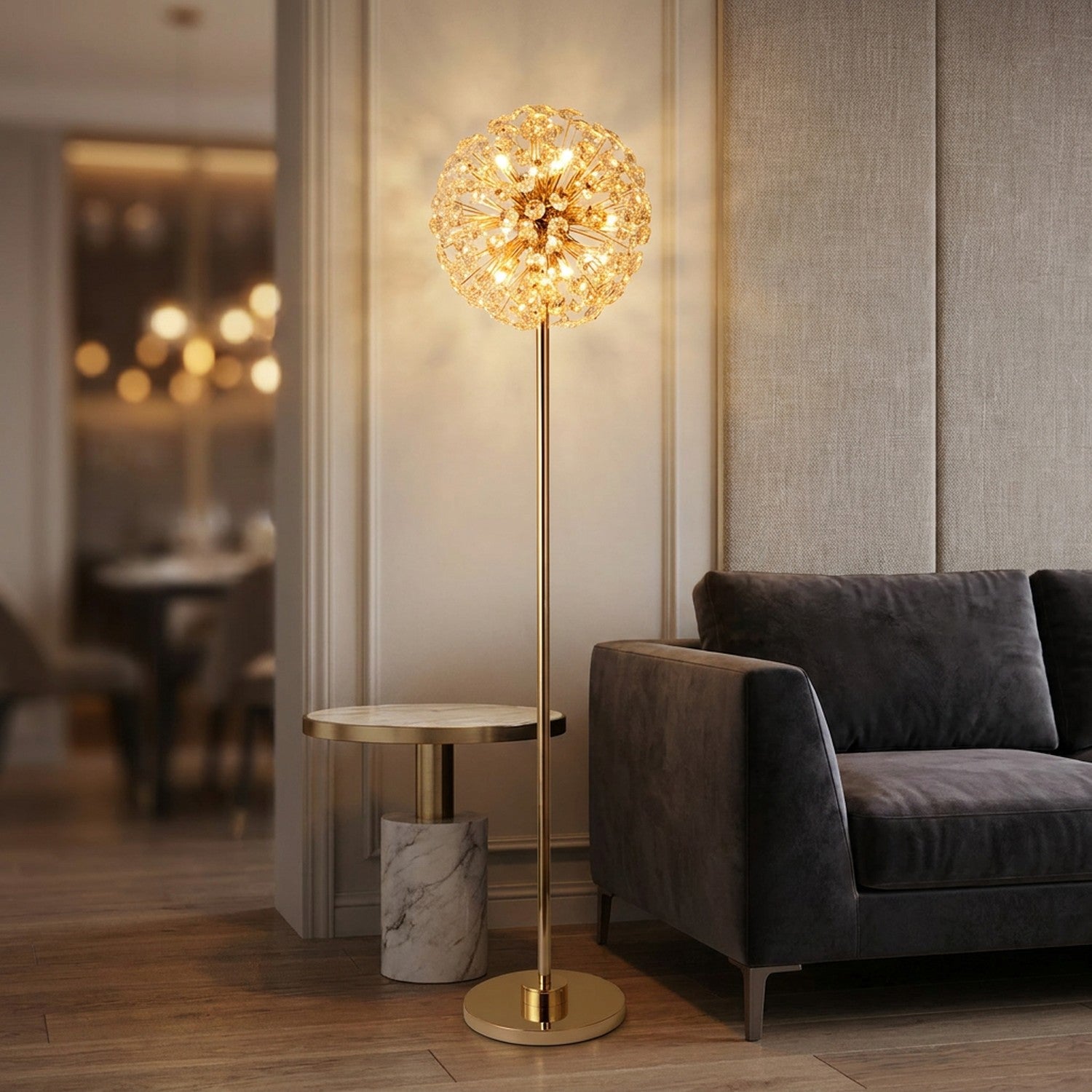Lampadaire en cristal doré design fleur de soleil allumé dans un salon moderne chaleureux