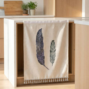 Rideau cache meuble de cuisine à motif nature suspendu devant un placard blanc