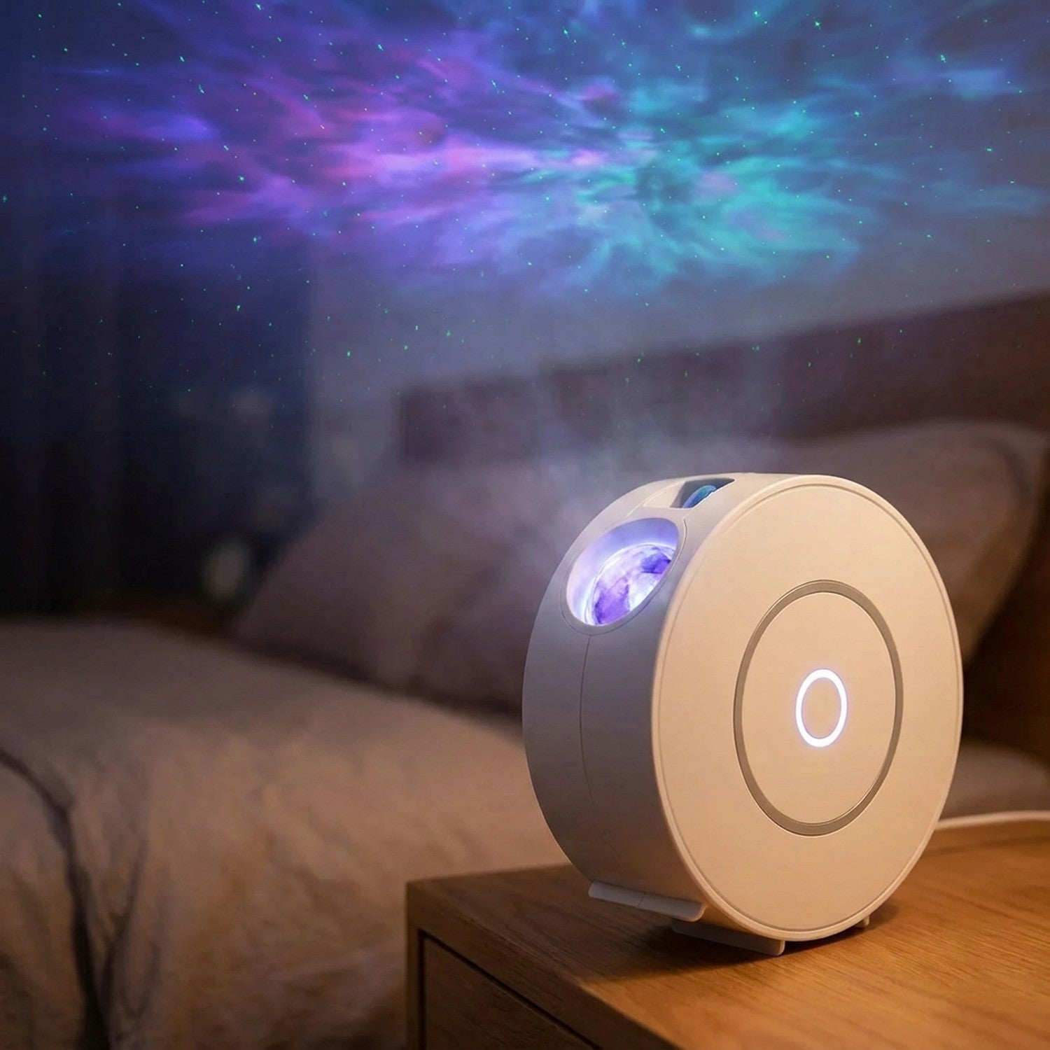 Projecteur de ciel étoilé galaxie blanc allumé sur une table de chevet projetant une nébuleuse au plafond
