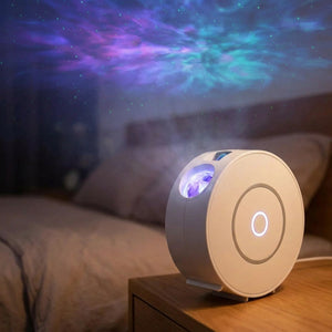Projecteur de ciel étoilé galaxie blanc allumé sur une table de chevet projetant une nébuleuse au plafond