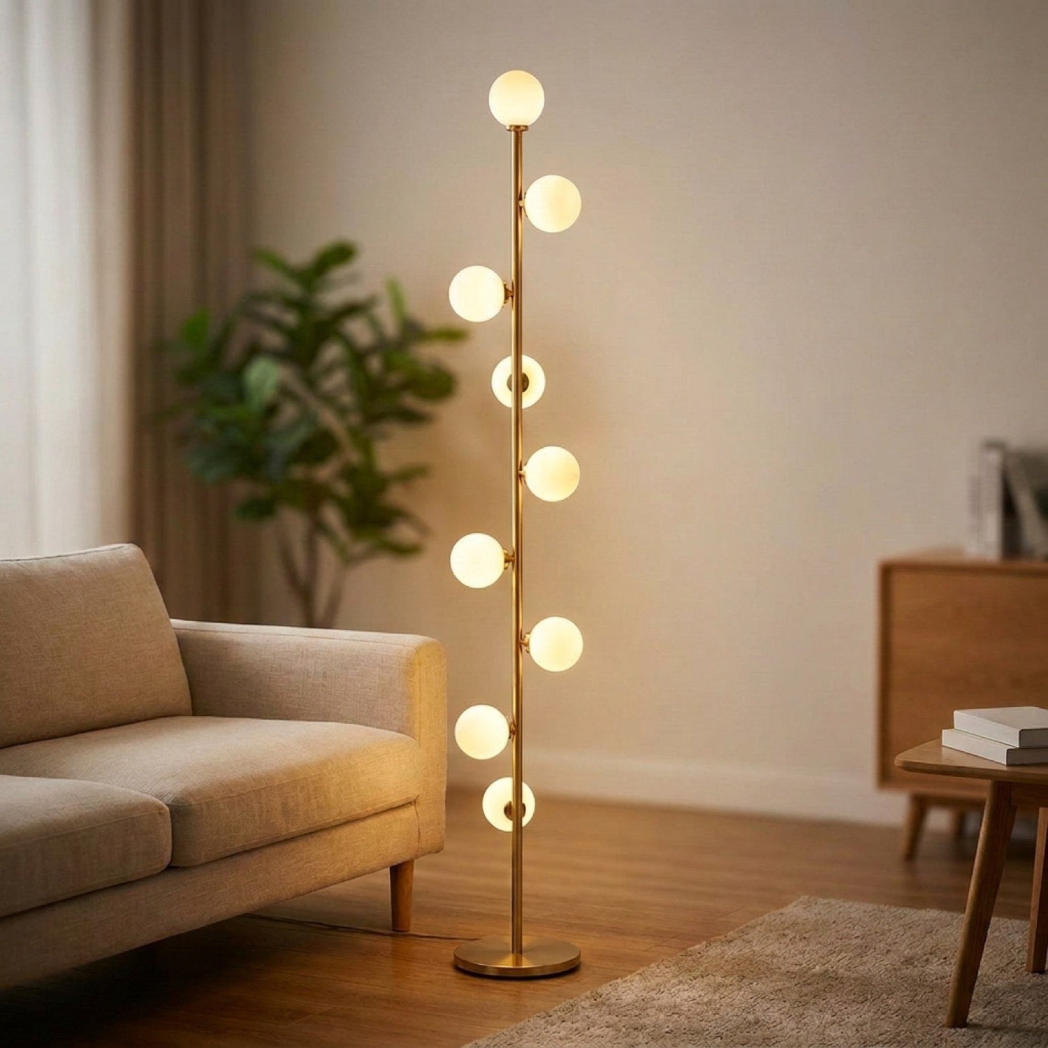 Lampadaire doré à neuf globes de verre dépoli allumés dans un salon moderne chaleureux