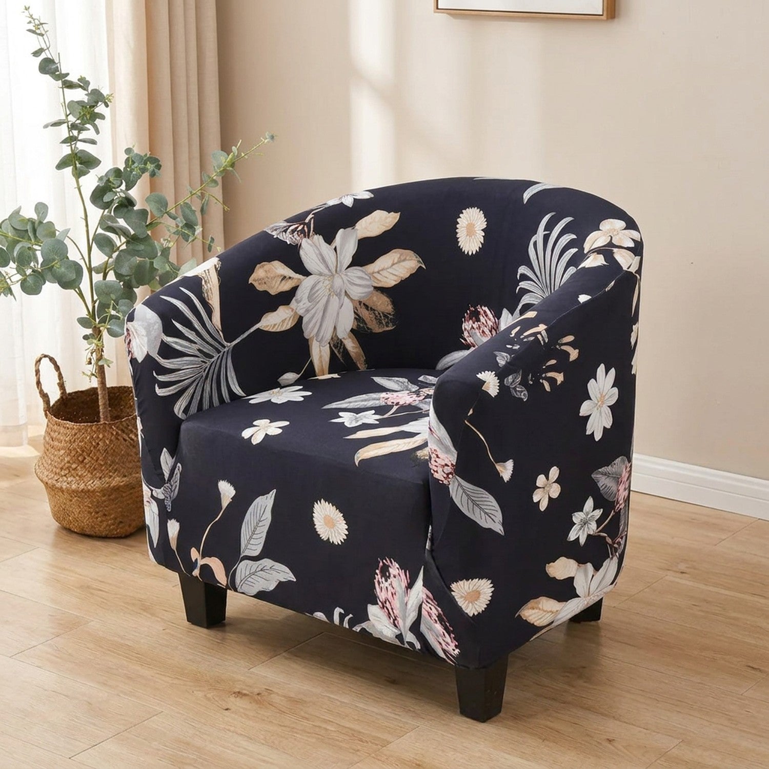 Housse de fauteuil cabriolet extensible imprimée motif floral bleu marine sur un fauteuil club dans un salon lumineux