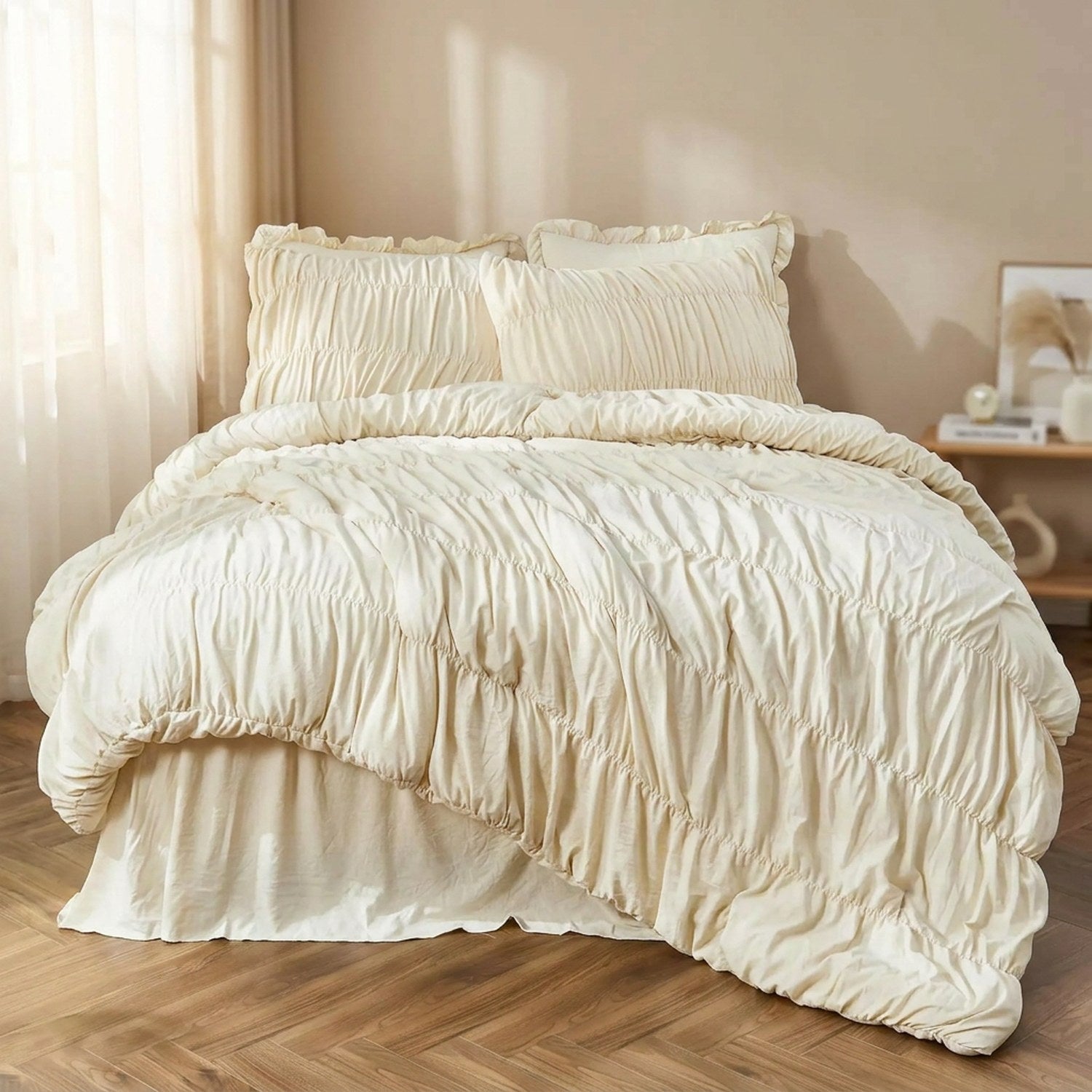 Parure de lit bohème chic beige froissée avec taies assorties sur un lit fait dans une chambre lumineuse