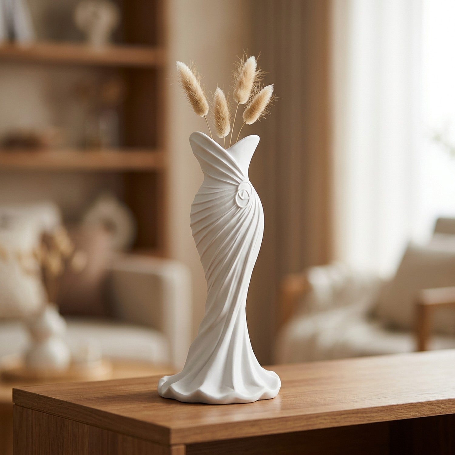 Vase blanc en forme de robe drapée imprimé en 3D avec herbes de la pampa sur une console