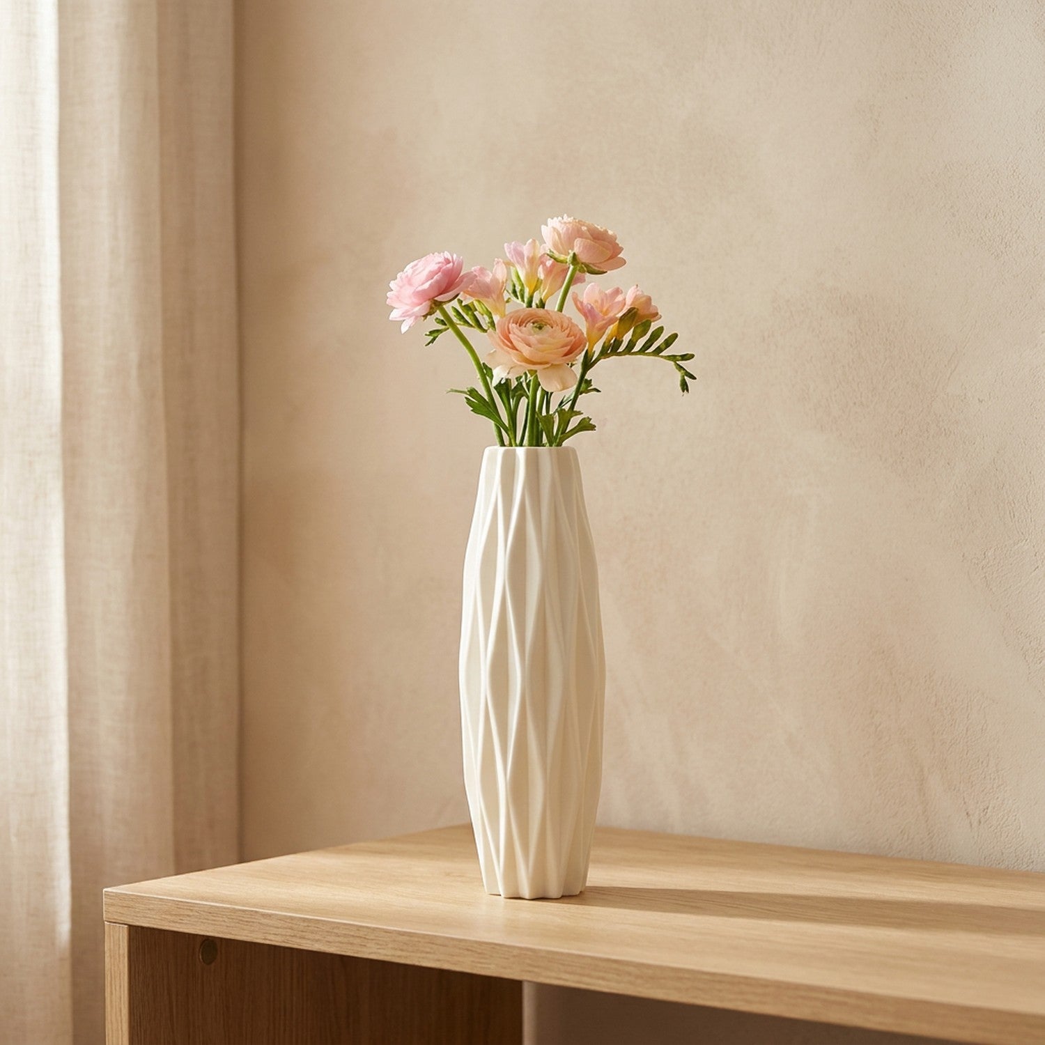 Vase à fleurs origami blanc au style scandinave avec un bouquet posé sur une console