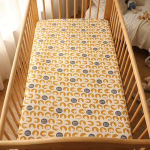 Drap housse bébé en coton doux motif ourson polaire installé sur un matelas de berceau