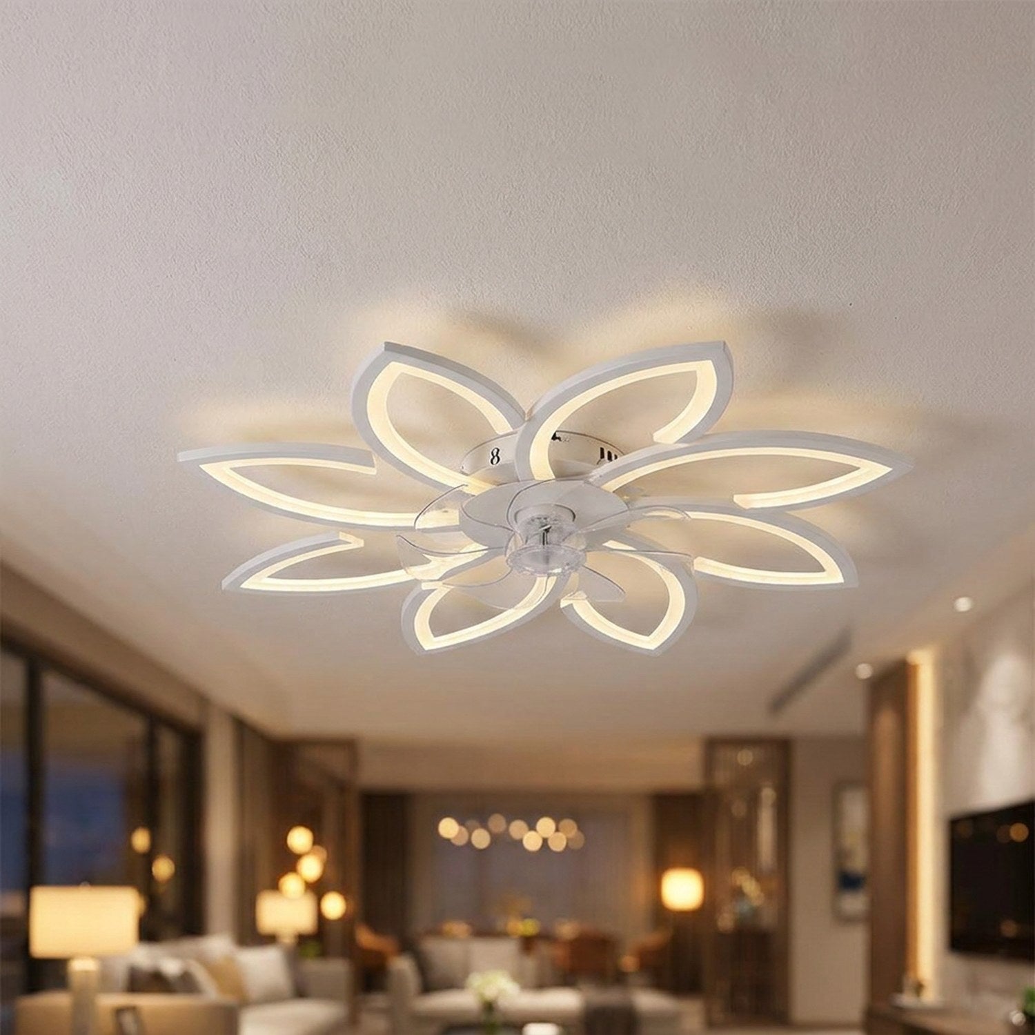 Plafonnier ventilateur LED blanc en forme de fleur installé au plafond d'un salon moderne
