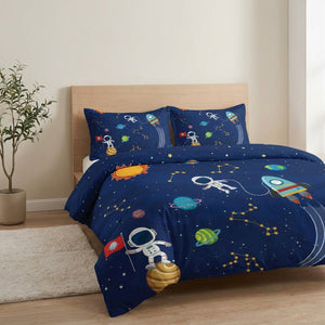 Parure de lit enfant bleu marine au motif d'astronaute de fusées et de planètes sur un lit