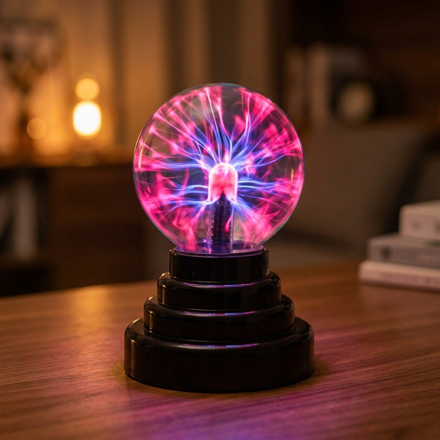Lampe boule de plasma allumée aux filaments roses et violets posée sur un bureau en bois dans une ambiance tamisée