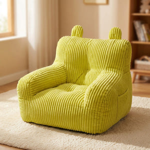 Pouf mini canapé enfant jaune rembourré posé dans une chambre lumineuse et chaleureuse
