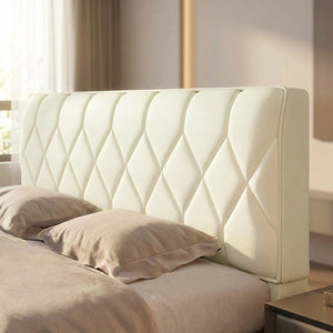 Housse de tête de lit capitonnée effet cuir blanc cassé sur un lit dans une chambre moderne