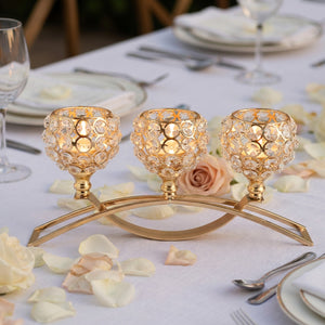 Chandelier 3 branches en cristal doré avec bougies allumées sur une table de mariage