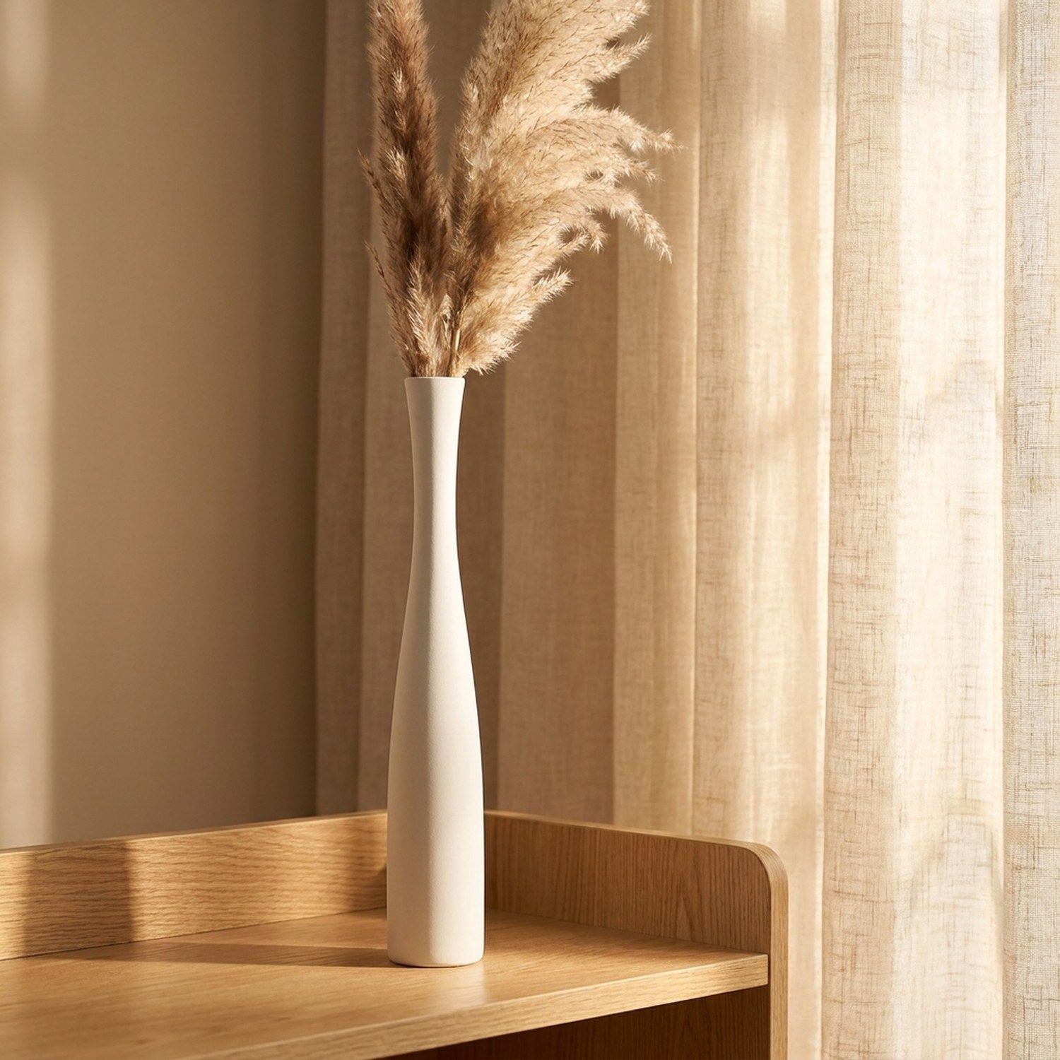 Vase soliflore céramique blanc matte col de bouteille avec herbes pampas