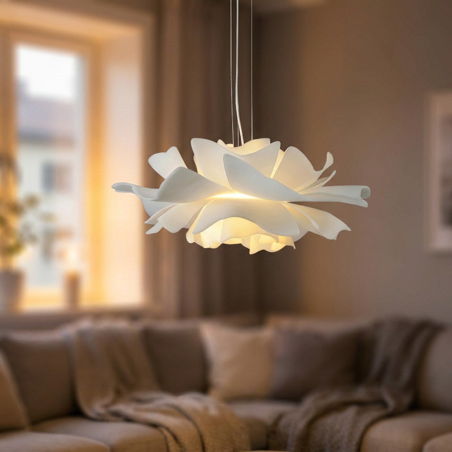 Suspension fleur en acrylique blanc aux pétales déployés diffusant une lumière chaude au plafond d'un salon