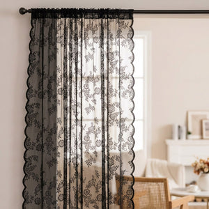 Rideau en dentelle noire à motif floral suspendu à une fenêtre lumineuse d'un salon
