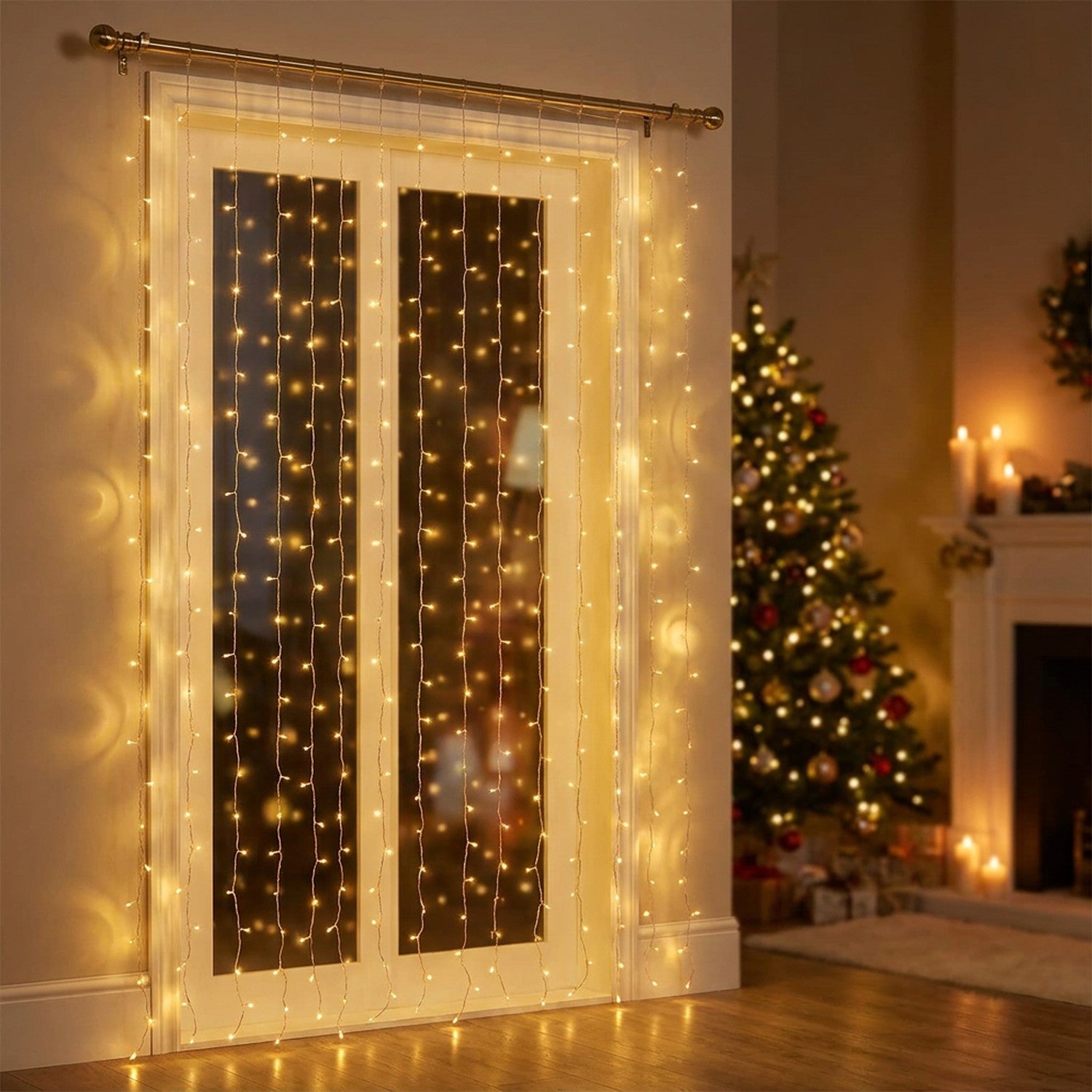 Rideau lumineux LED avec fils cuivrés suspendu à une tringle dans une fenêtre décorée pour Noël