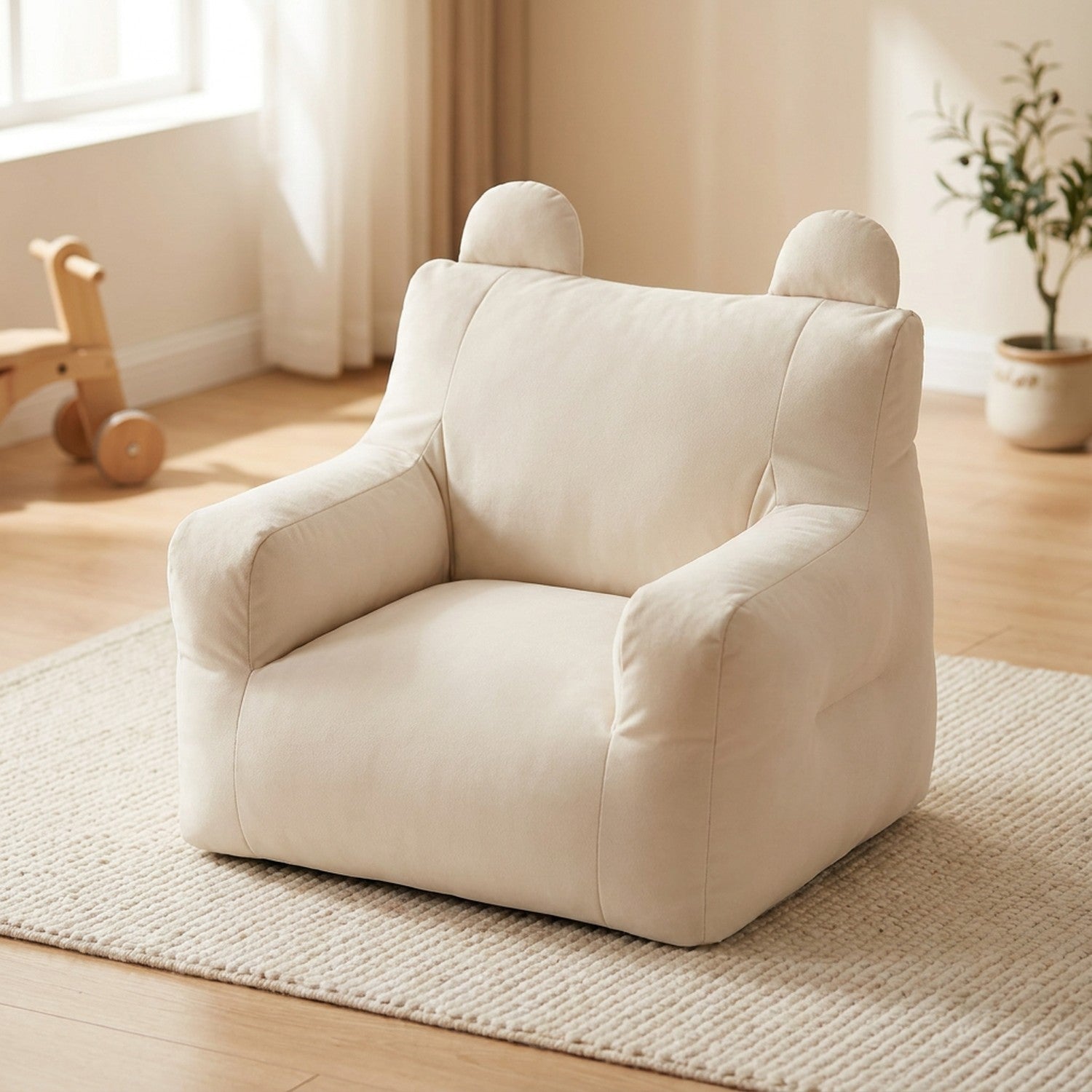 Fauteuil enfant moelleux écru aux oreilles arrondies posé dans une chambre lumineuse