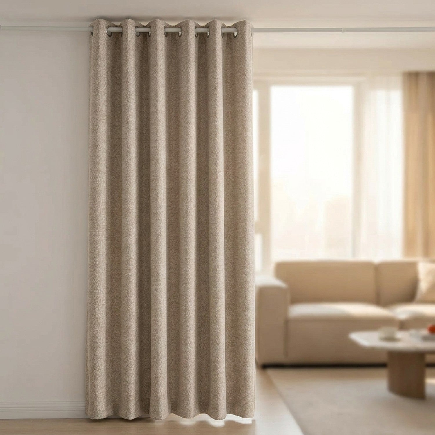 Rideau tamisant en tissu chenille beige suspendu à œillets devant une grande fenêtre de salon lumineux