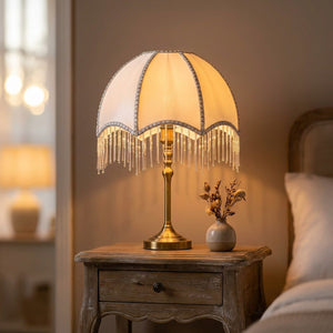 Abat-jour rétro tissu blanc franges perlées sur lampe de chevet