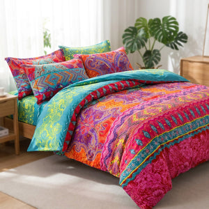Parure de lit bohème aux motifs mandala colorés installée sur un lit dans une chambre chaleureuse