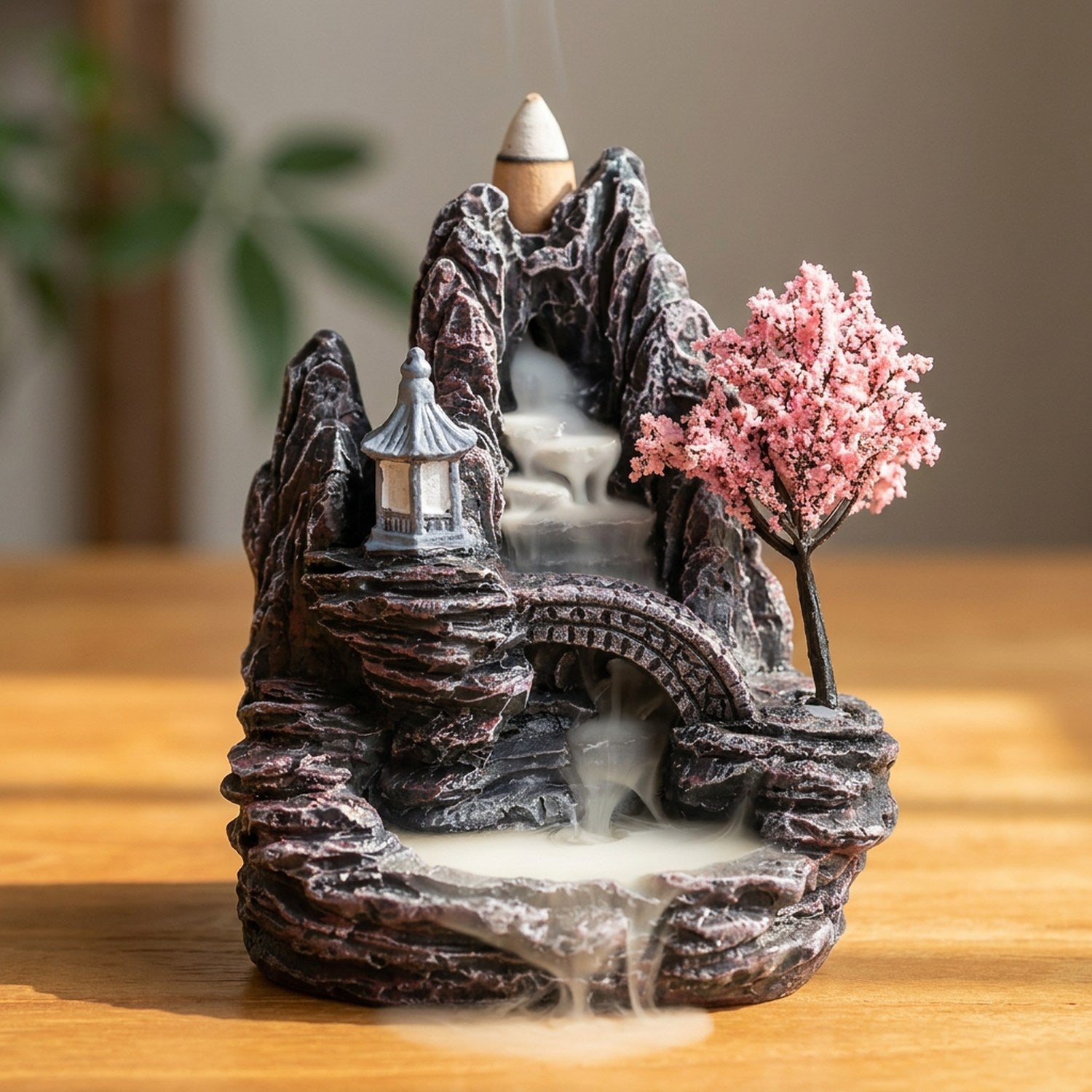 Porte-encens à reflux en résine en forme de montagne avec cerisier rose et fumée blanche en cascade