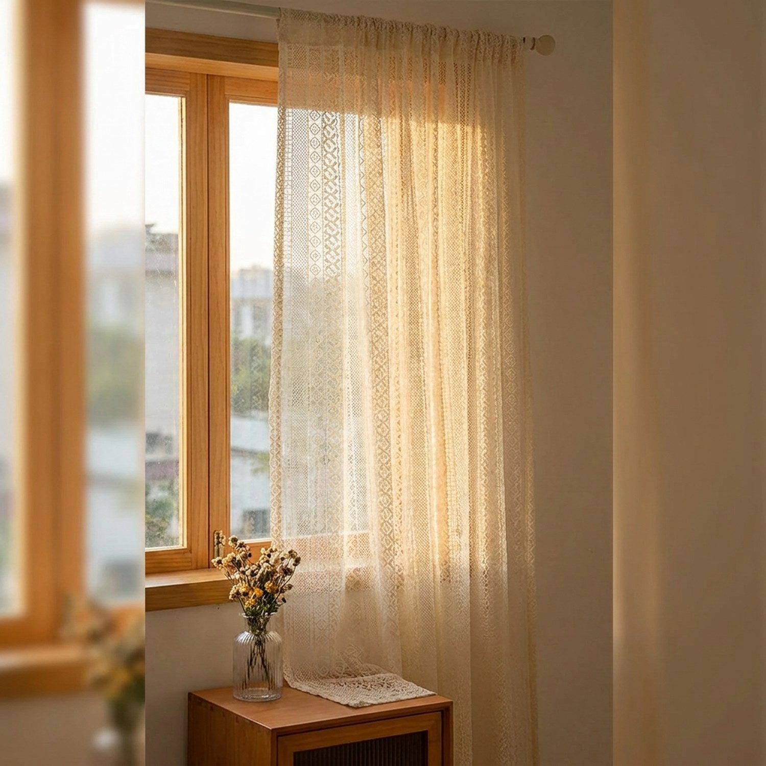 Voilage beige à motif losange suspendu à une tringle devant une fenêtre de salon lumineux