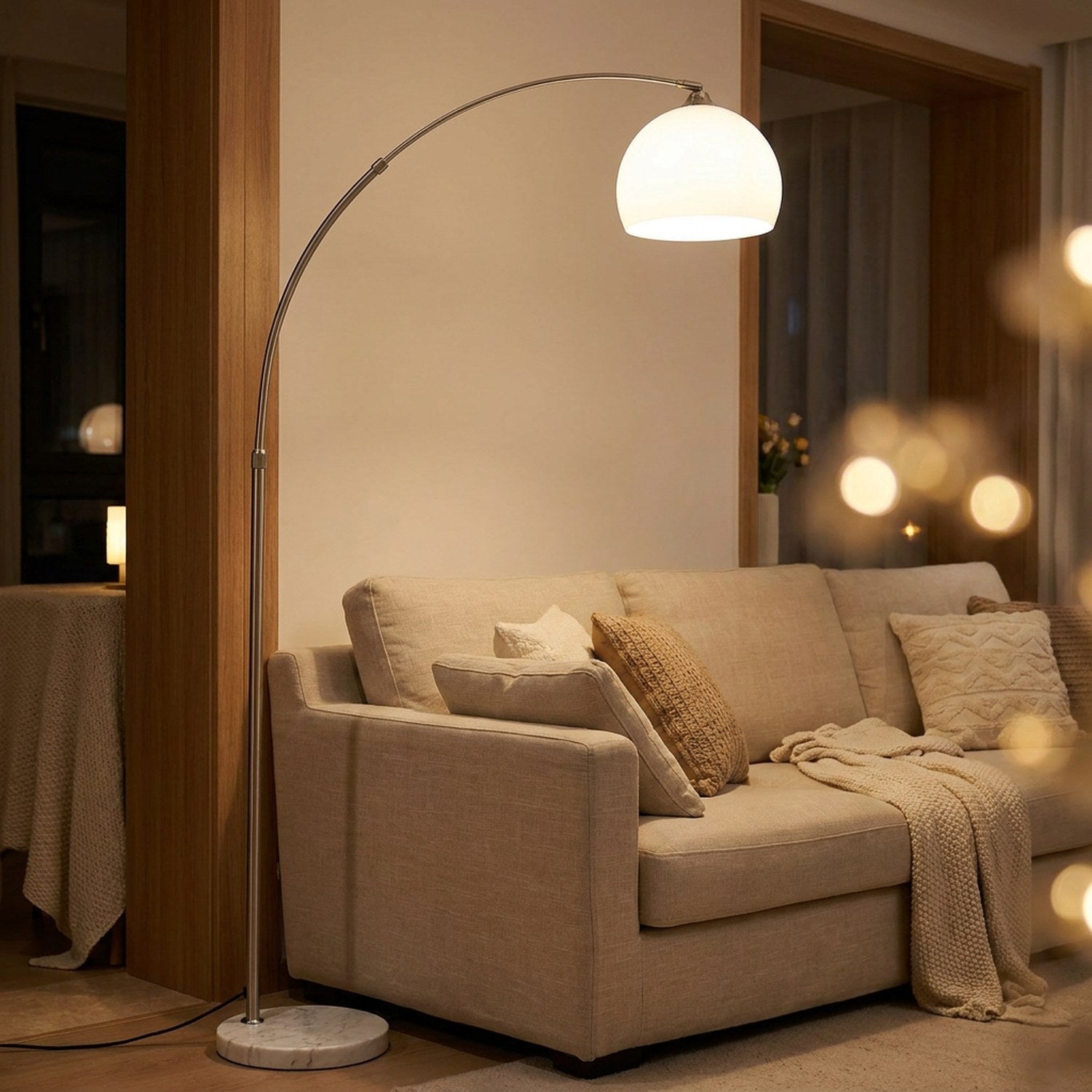 Lampadaire arc avec dôme en verre blanc et socle en marbre dans un salon moderne