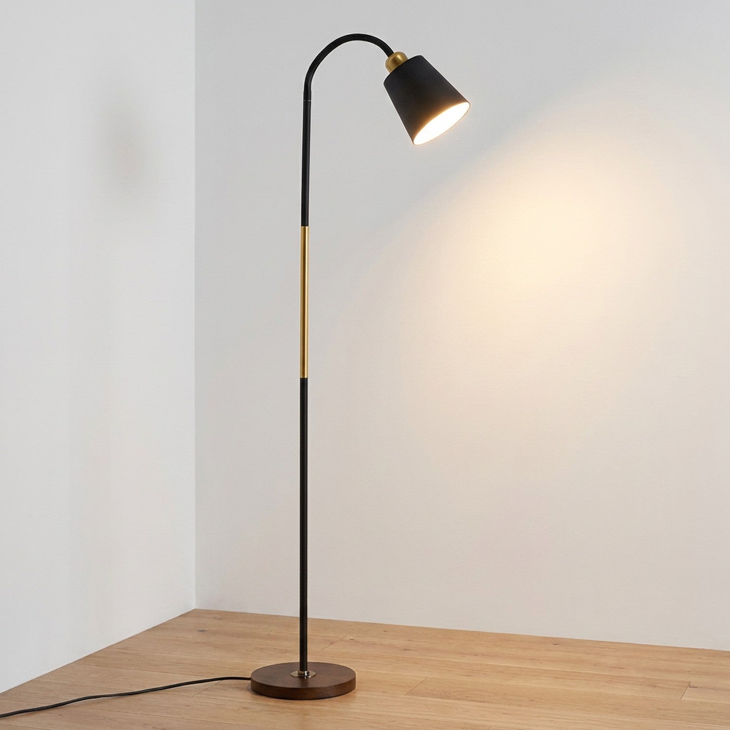 Lampadaire design col de cygne dimmable métal noir allumé ambiance salon