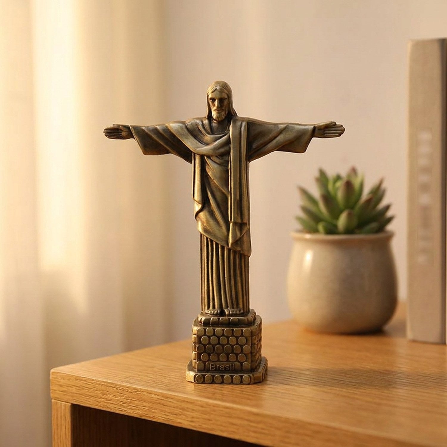 Statuette du Christ Rédempteur en métal bronze posée sur une étagère en bois dans un salon contemporain