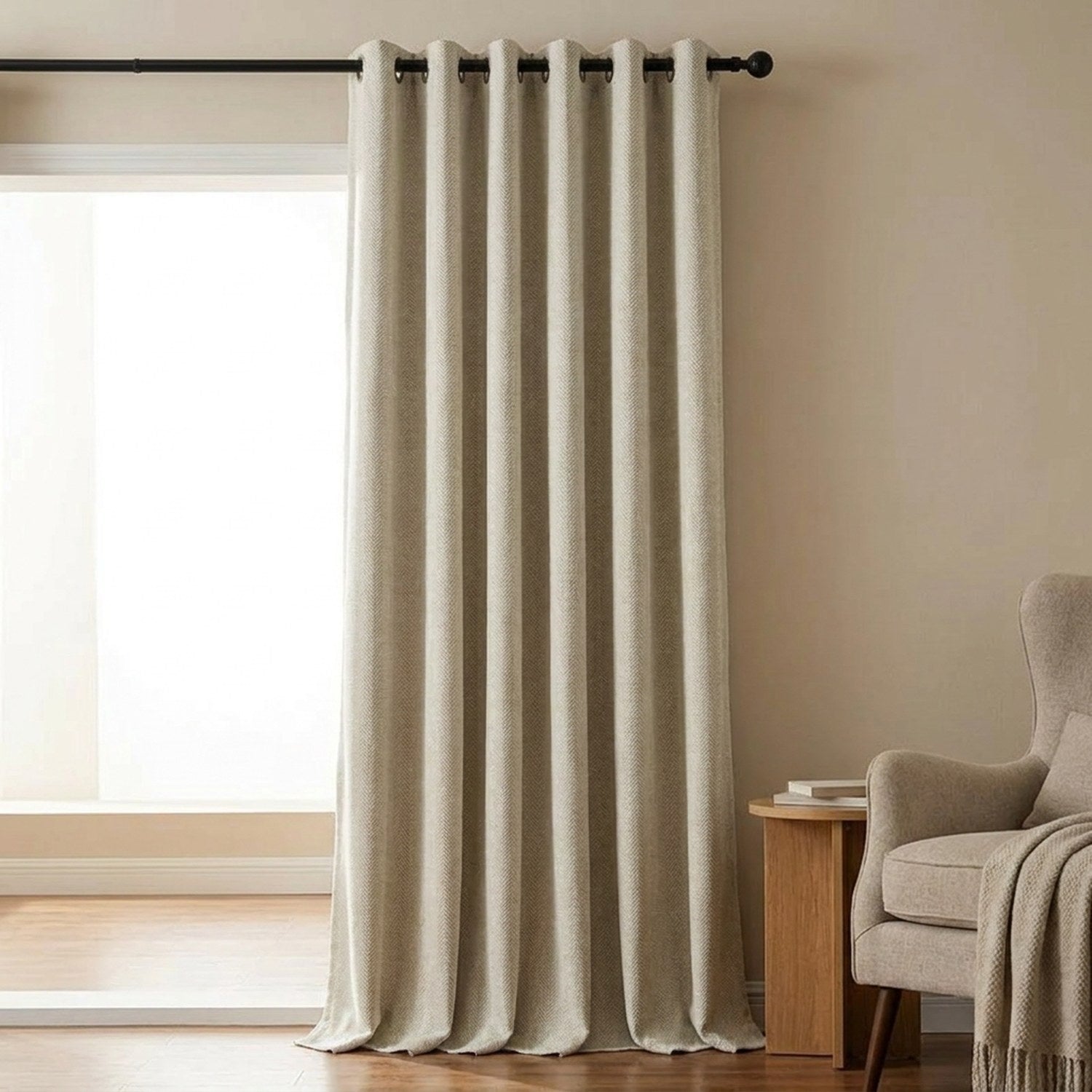 Rideau chenille beige à motif chevrons suspendu devant une fenêtre de salon lumineux