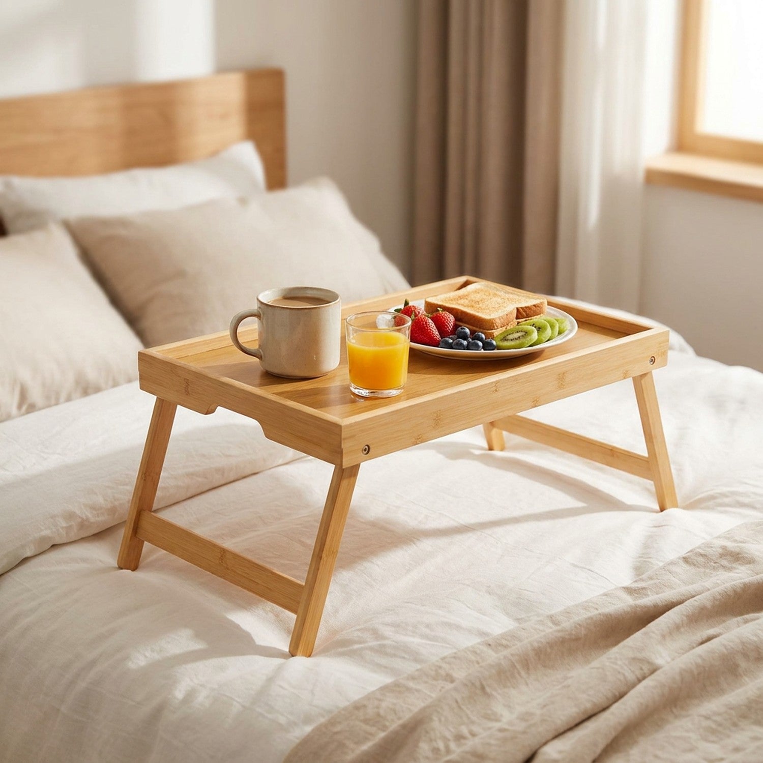 Plateau de lit pliable en bambou avec petit déjeuner posé sur un lit lumineux dans une chambre chaleureuse