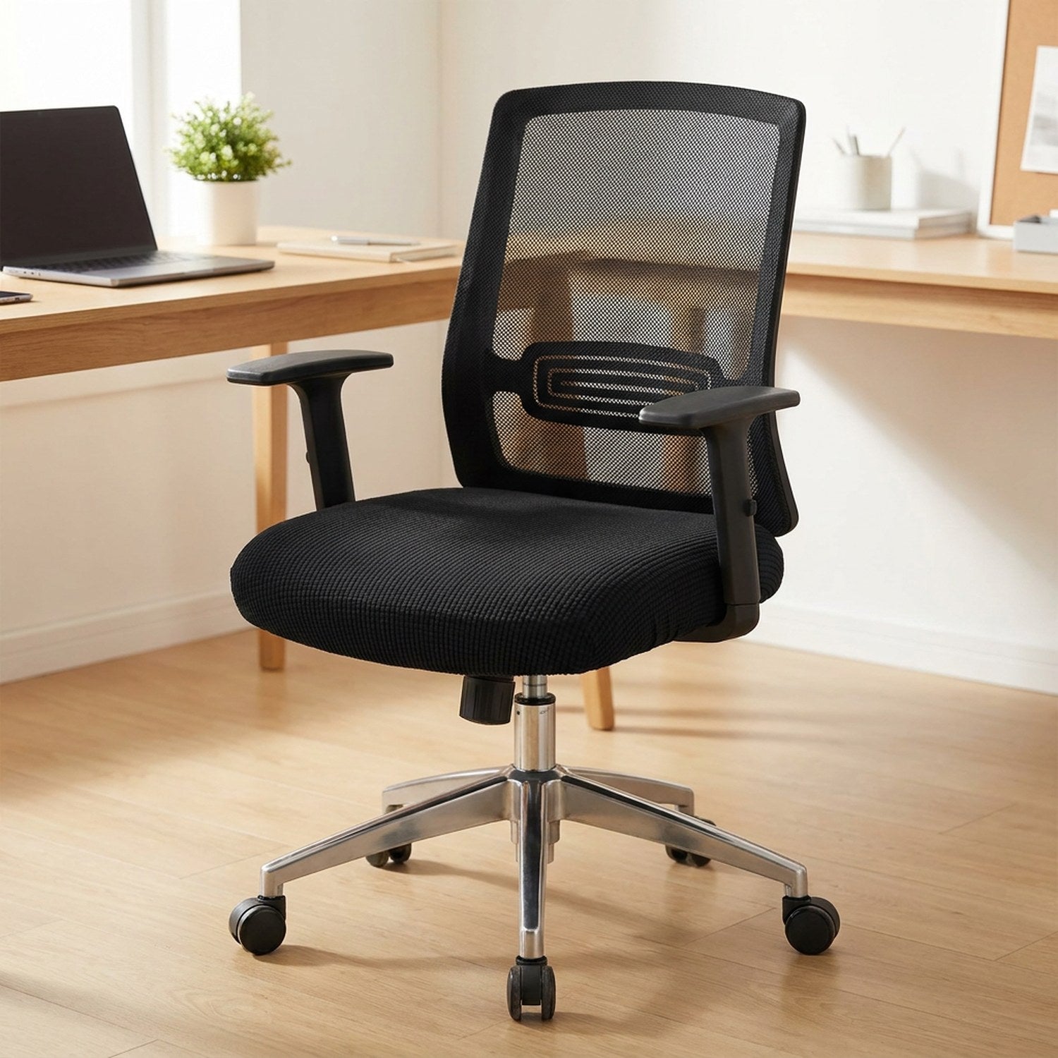 Housse de chaise de bureau noire en élasthanne installée sur un siège dans un bureau lumineux