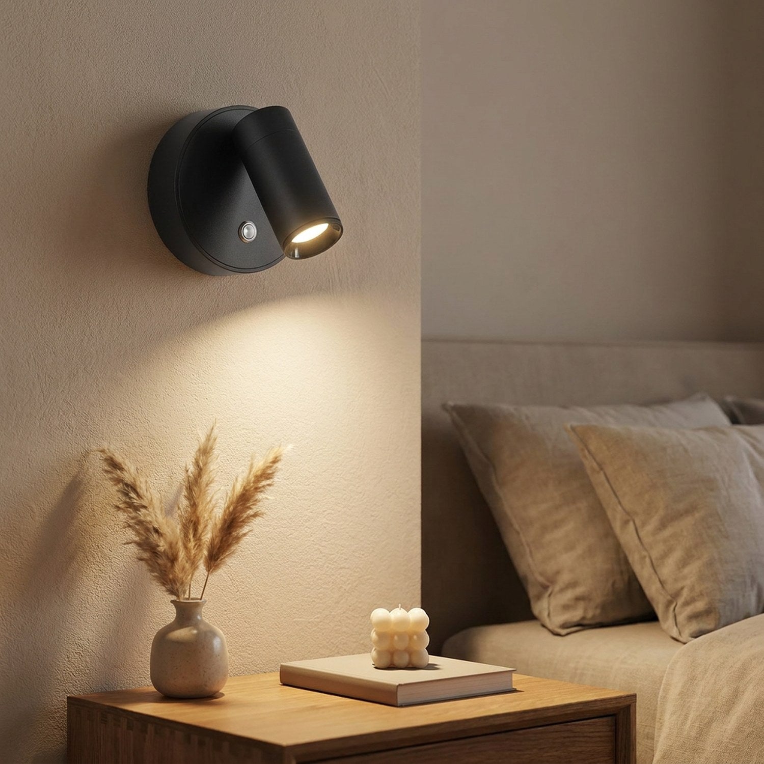 Applique murale LED noire orientable fixée au mur avec faisceau chaud dirigé vers le bas