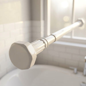 Tringle télescopique blanche en gros plan avec embouts hexagonaux sur fond clair de salle de bain