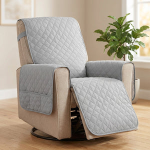 Housse de fauteuil inclinable matelassée grise imperméable posée sur un fauteuil dans un salon lumineux