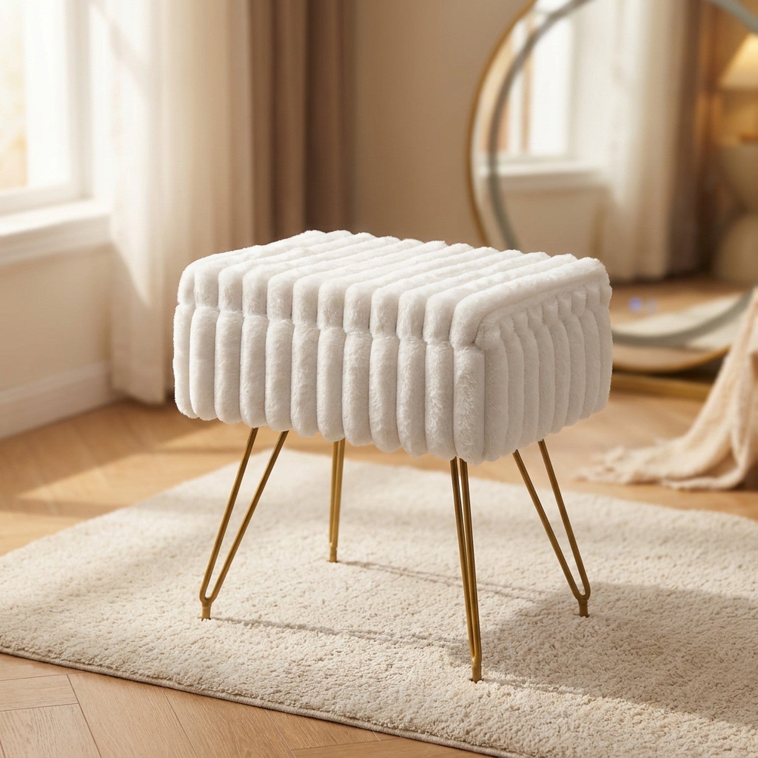 Tabouret coiffeuse en fausse fourrure blanche avec pieds dorés dans une chambre chaleureuse