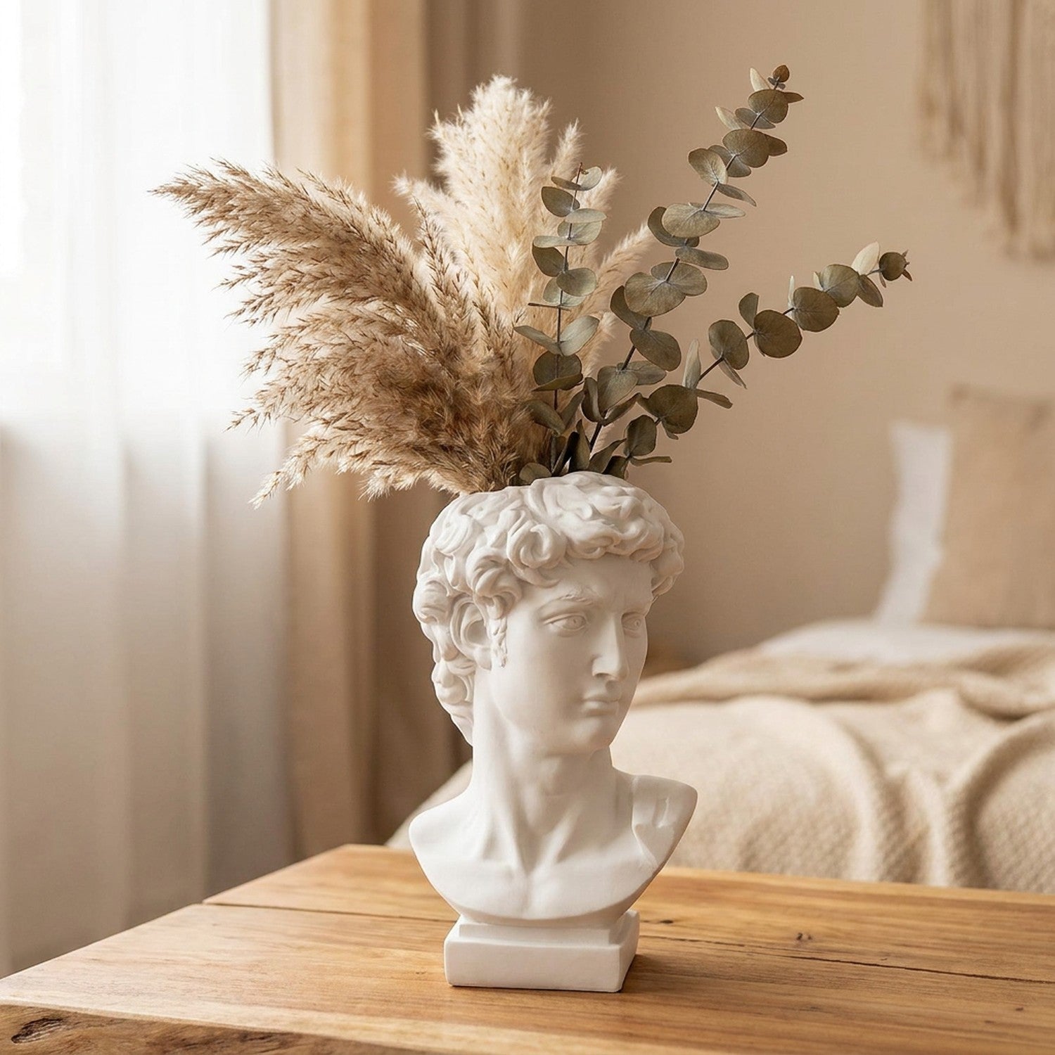 Vase buste décoratif en résine blanche inspiré des sculptures antiques avec pampa sur table en bois