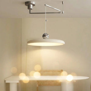Suspension UFO à bras oscillant style rétro français allumée suspendue au plafond diffusant une lumière LED chaude dans un intérieur design