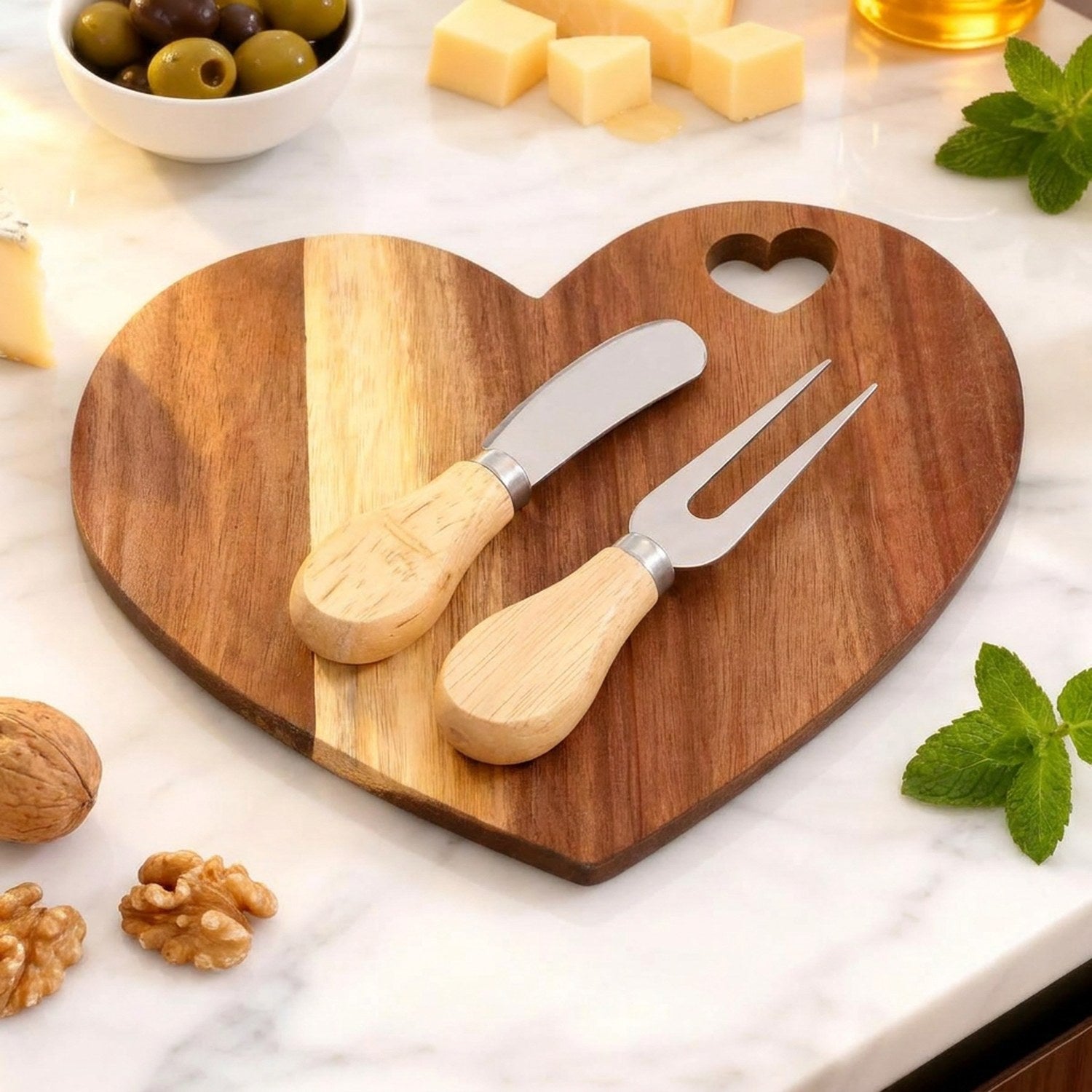 Planche apéritif en bois en forme de cœur avec couteaux et fourchettes sur surface en marbre