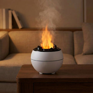 Diffuseur d'huile essentielle blanc a effet flamme orange et brume sur une table de salon