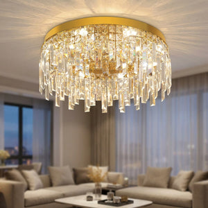 Lustre plafonnier en cristal doré à LED installé au plafond d'un salon lumineux avec cascade de cristaux taillés