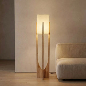 Lampadaire japonais en bois massif allumé avec abat-jour en tissu diffusant une lumière chaude dans un salon