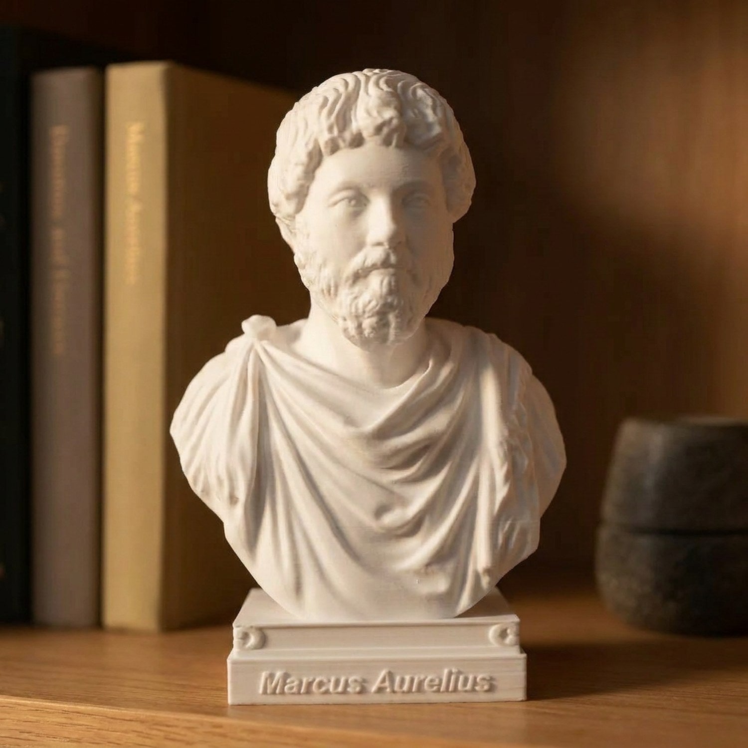 Buste de Marc Aurèle en PLA blanc imprimé en 3D posé sur une étagère en bois dans un bureau moderne
