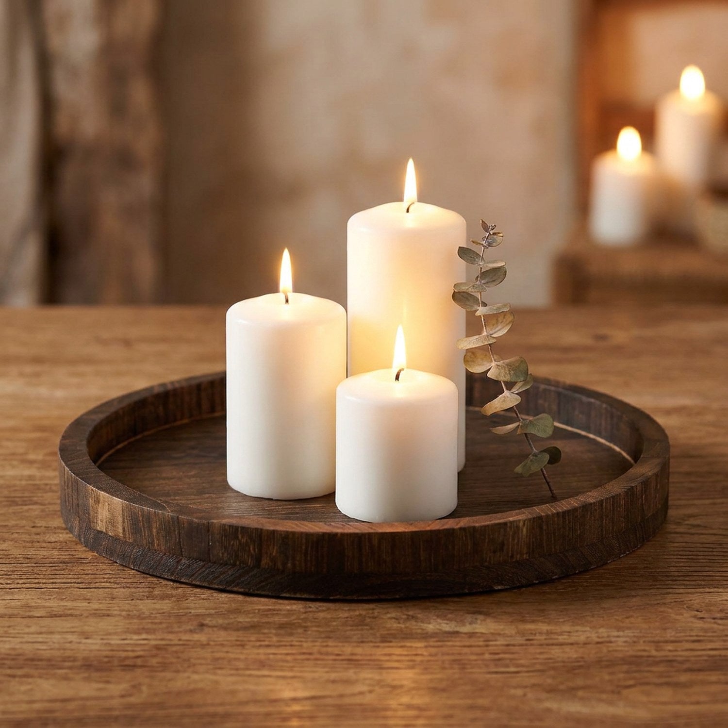 Plateau décoratif rond en bois marron vintage posé sur une table en bois avec trois bougies allumées