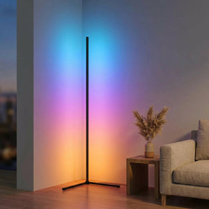 Lampadaire d'angle noir avec lumière RGB colorée dans un salon moderne en soirée