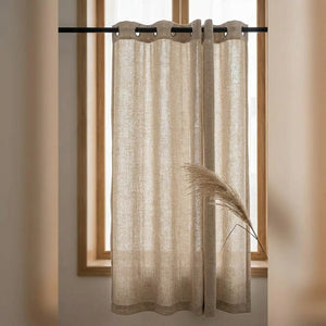 Rideau à œillets en lin et coton beige suspendu à une tringle noire devant une fenêtre