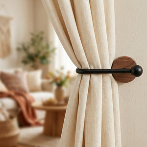 Support de rideau adhésif noir avec base en bois de noyer tenant un rideau lin beige